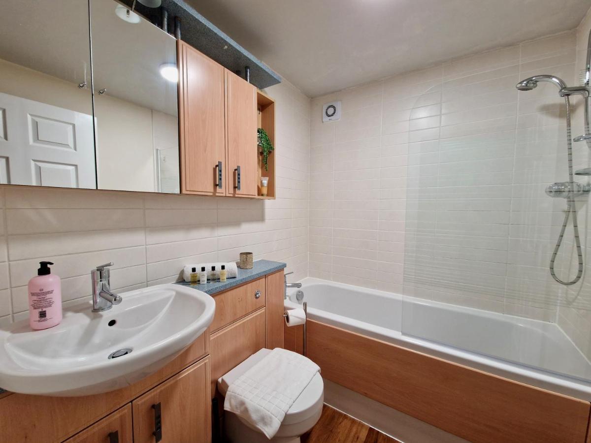 Stylish Luxury Serviced Apartment Next To City Centre With Free Parking - Contractors & Relocators Coventry Eksteriør billede
